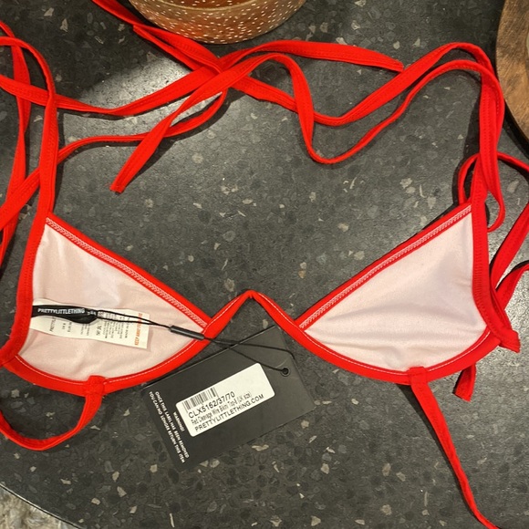 Pretty little thing Red cleavage wire bikini top - Picture 4 of 9